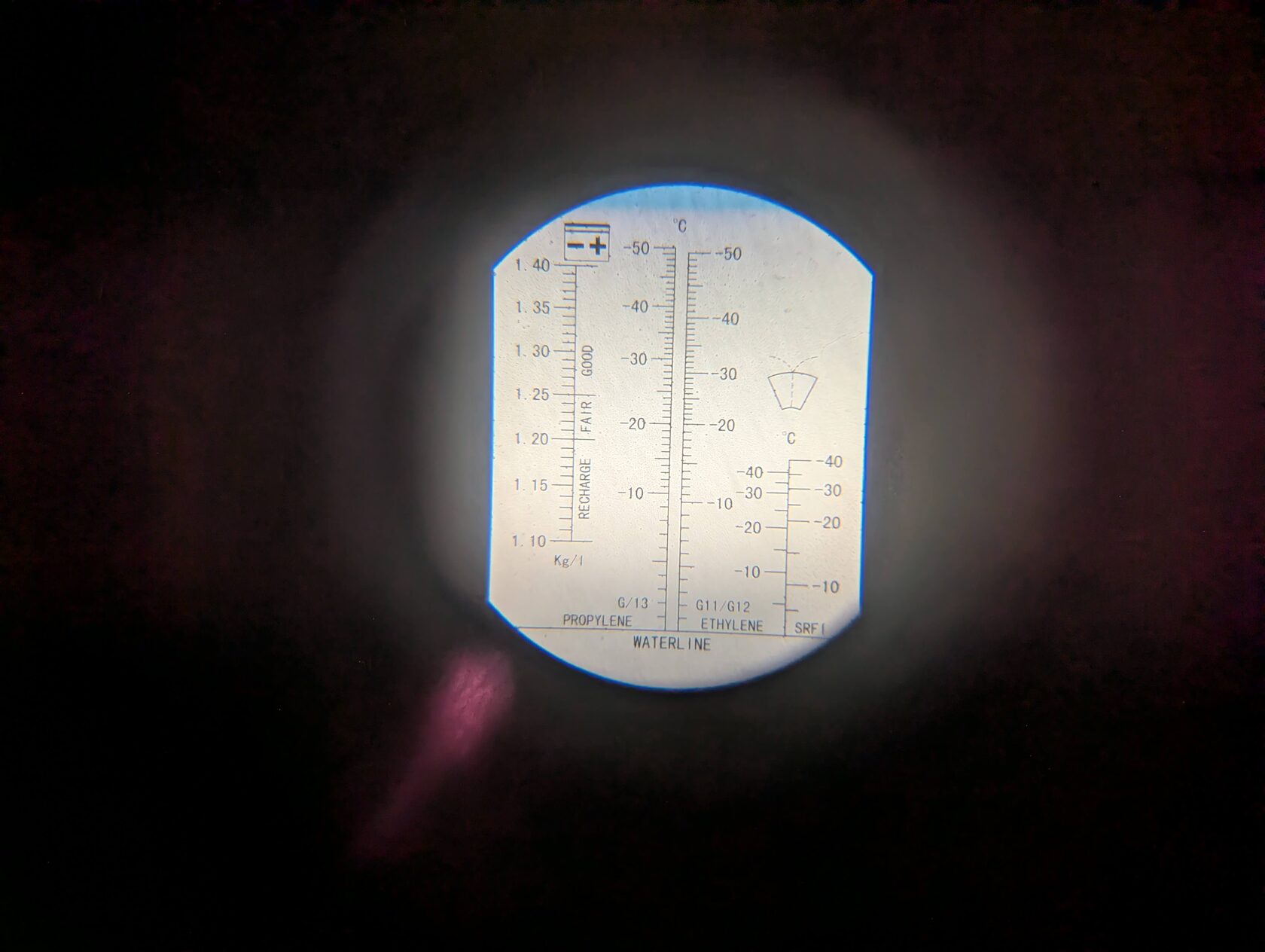 Перед началом работ проверяем рефрактометром состояние антифриза на Lexus NX200