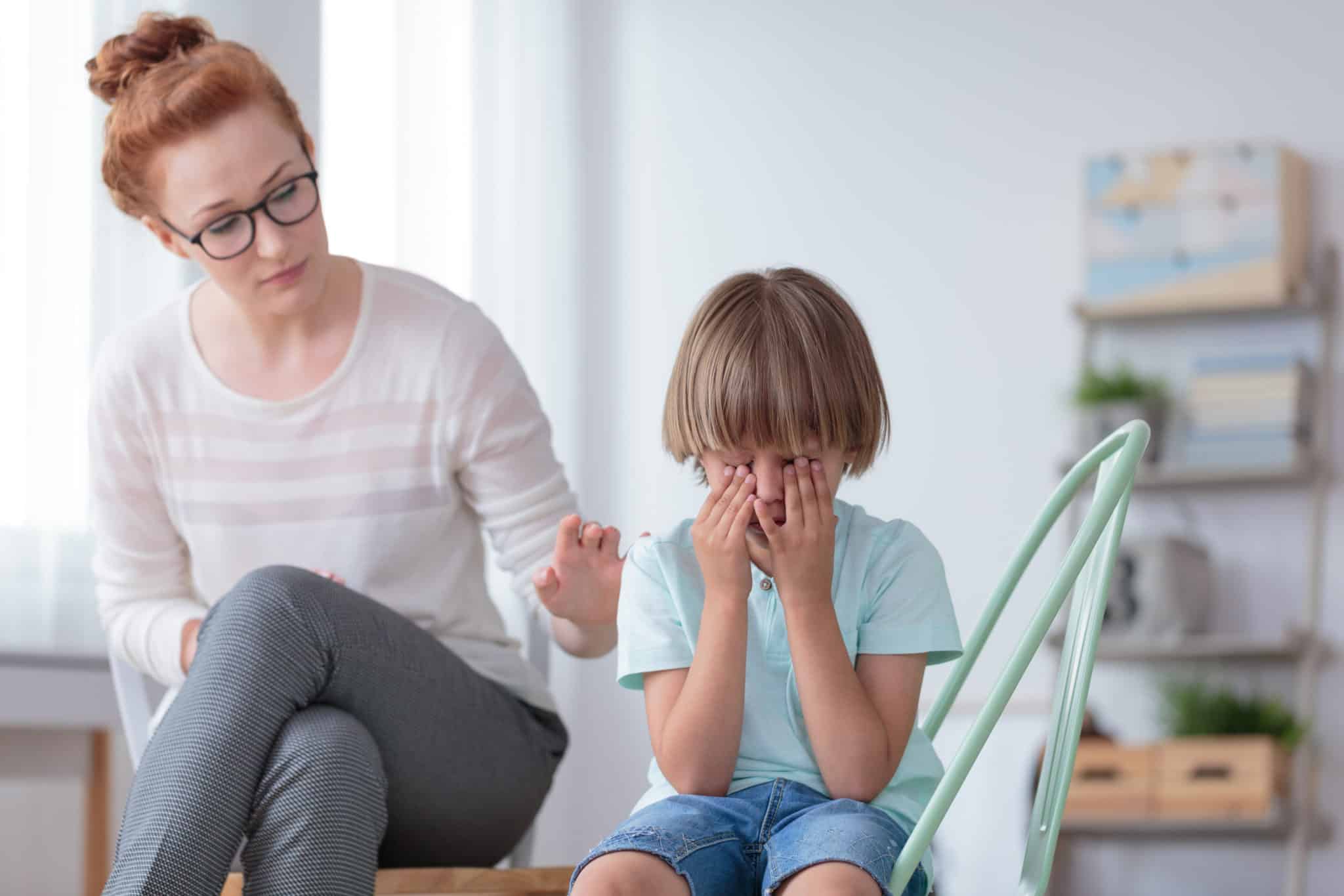 Попроси родителя помочь. "Дети и стресс". Переживание ребенка. Эмоции родителей. Родители успокаивают ребенка.