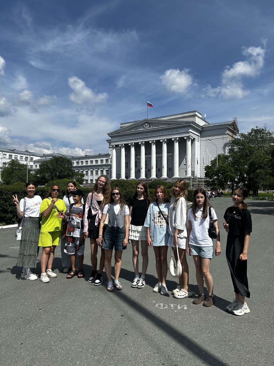 Ученики лицея «Квадриум» на экскурсии у здания УрФУ