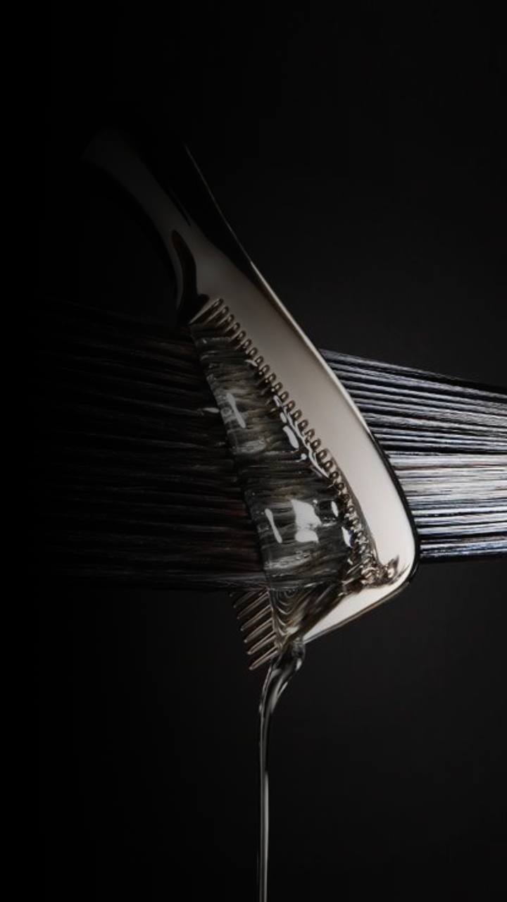 расческа проходит по волосам, делая их блестящими