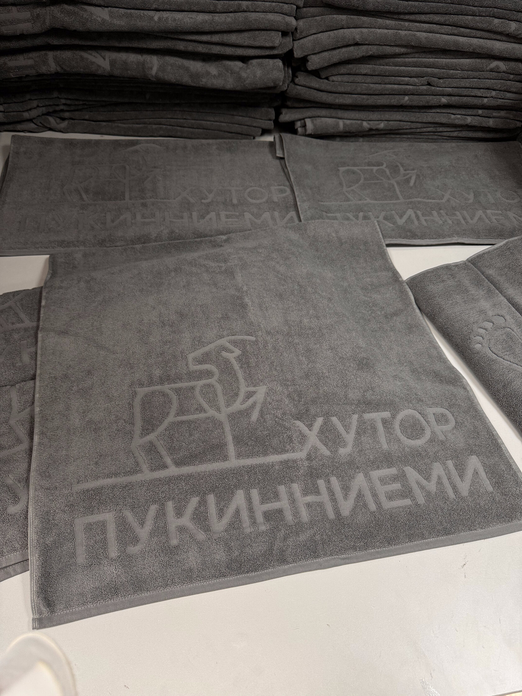 Логотип Хутор Пукинниеми, тканый в структуре махры