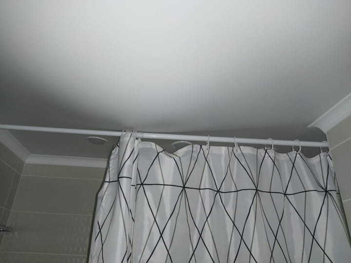 Натяжной потолок после слива воды и просушки