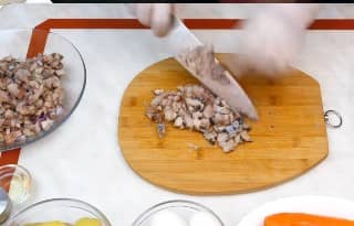 Приготовление салата «Селёдка под шубой»: шаг 3