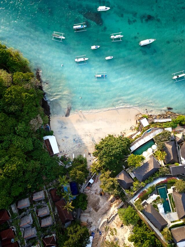 Tropical scenery at Dream Beach Nusa Lembongan with turquoise water and cliffs