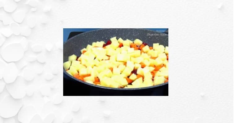 Приготовление винегрета на сковороде: шаг 3