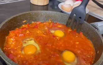 Приготовление шакшуки с болгарским перцем и помидорами: шаг 11