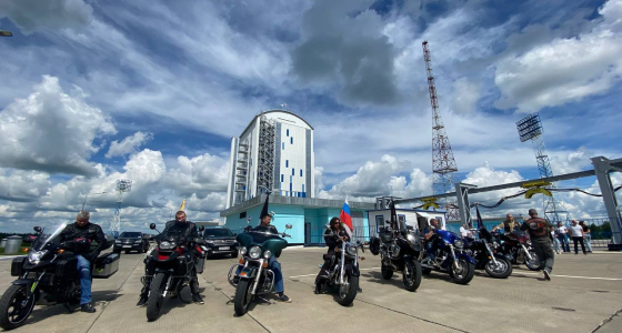 Фотографирование Ночных волков возле мобильной башни