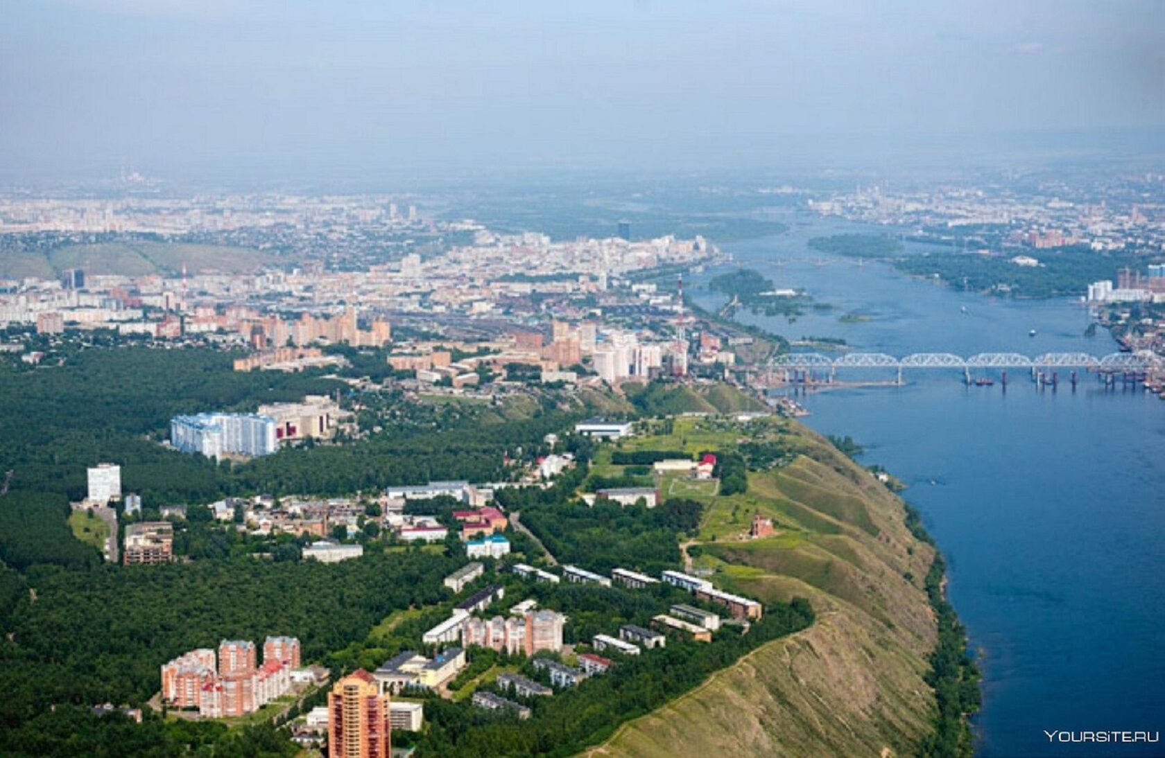 Проживающая в г красноярске. Академгородок Красноярск. Нижний Академгородок Красноярск. Гора в Красноярске Академгородок. Красноярск с высоты птичьего полета.