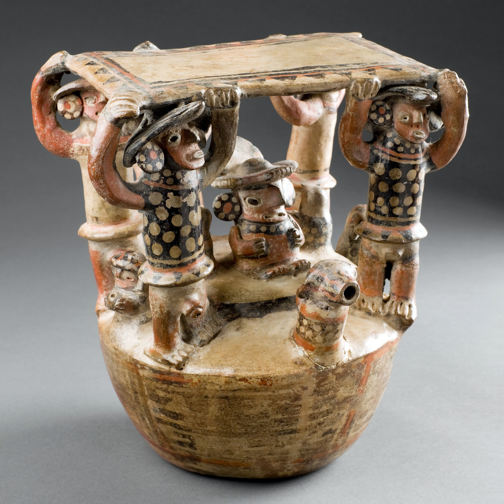 Пакча. Скульптурный сосуд с изображением сцены почитания предков. Рекуай, 1-800 гг. н.э. Коллекция Museo Larco, Lima.