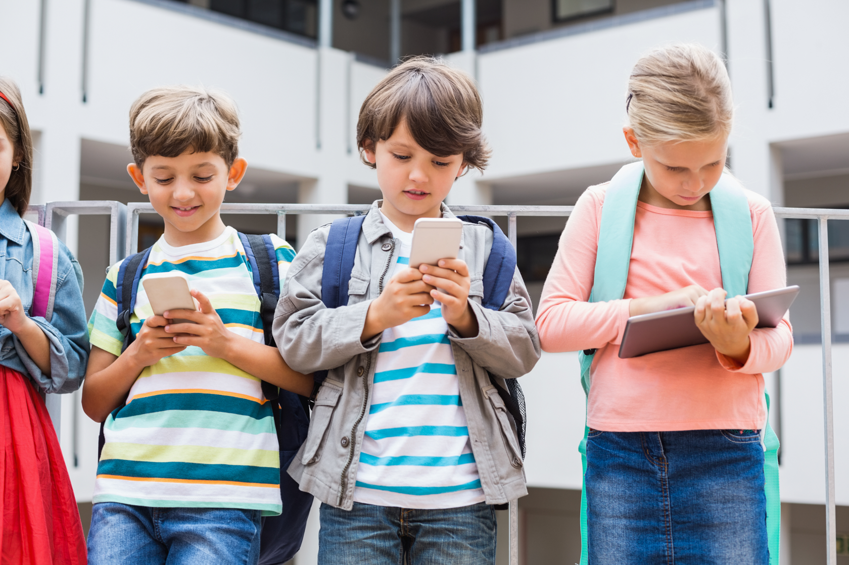 Using mobile phones at school. Подросток со смартфоном. Ребенок со сверстниками. Старшеклассники со смартфонами. Дети в ряд сидят со смартфонами.