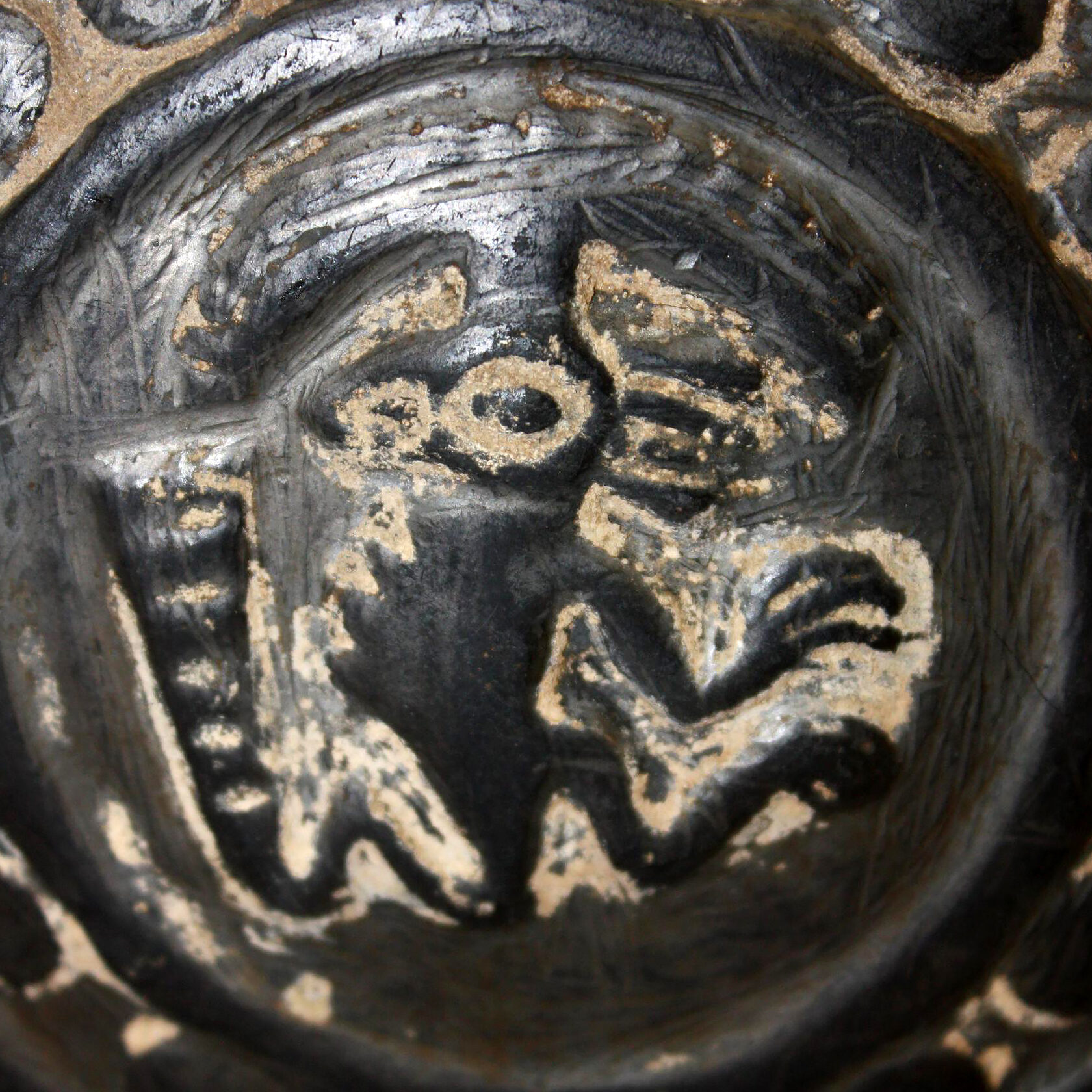 Фрагмент сосуда с изображением лунного зверя. Чиму, 900-1430 гг. н.э. Коллекция British Museum.