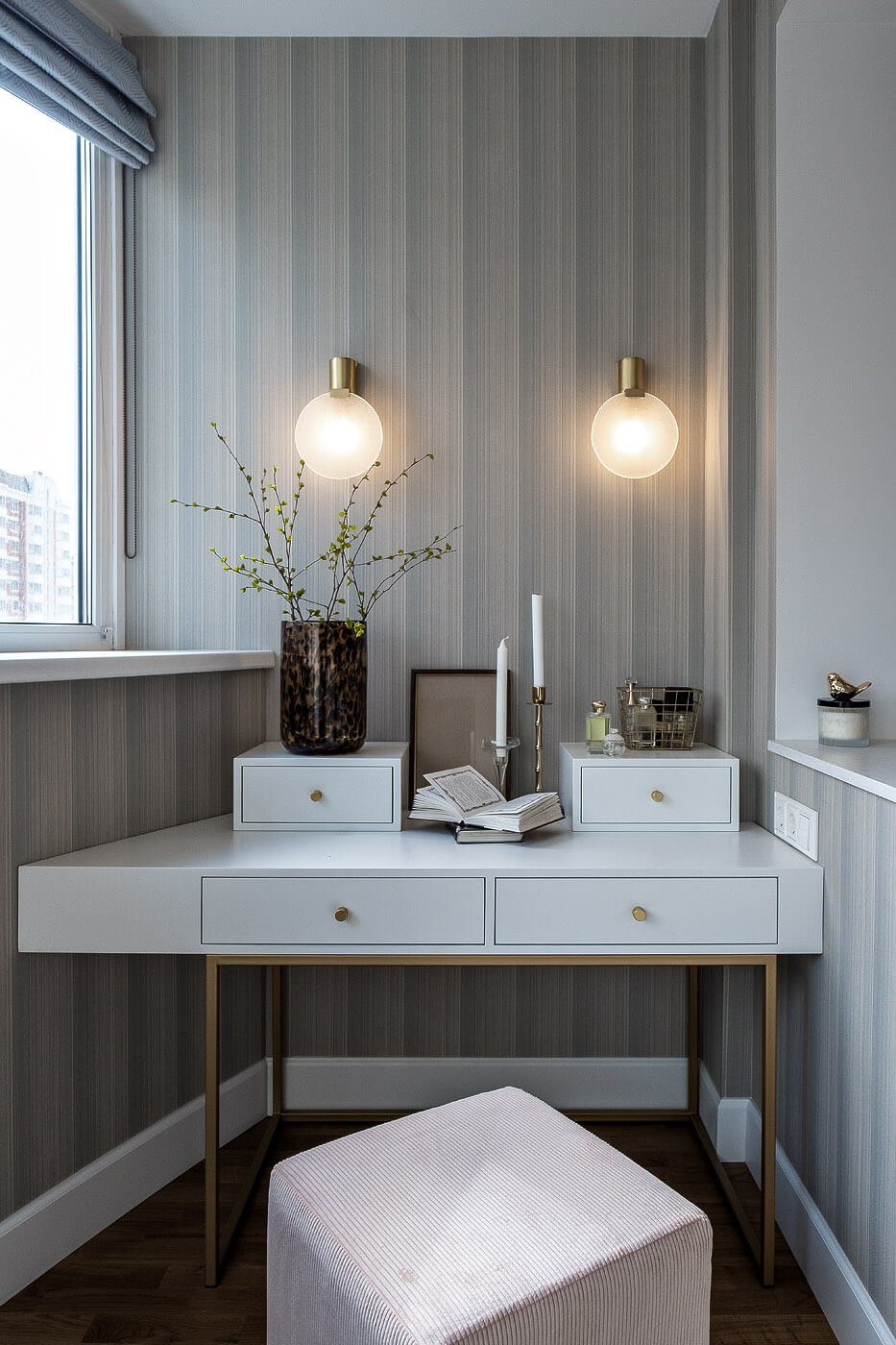 Новая Москва - Дизайн интерьера лоджии, стол с пуфом