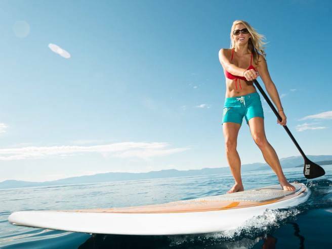 фото парня и девушки на романтическом свидании в публичном месте