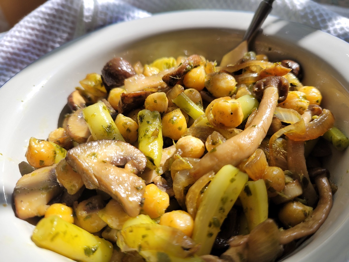 Салат с грибами, нутом и фасолью. Еврейская кухня. Фото рецепт.