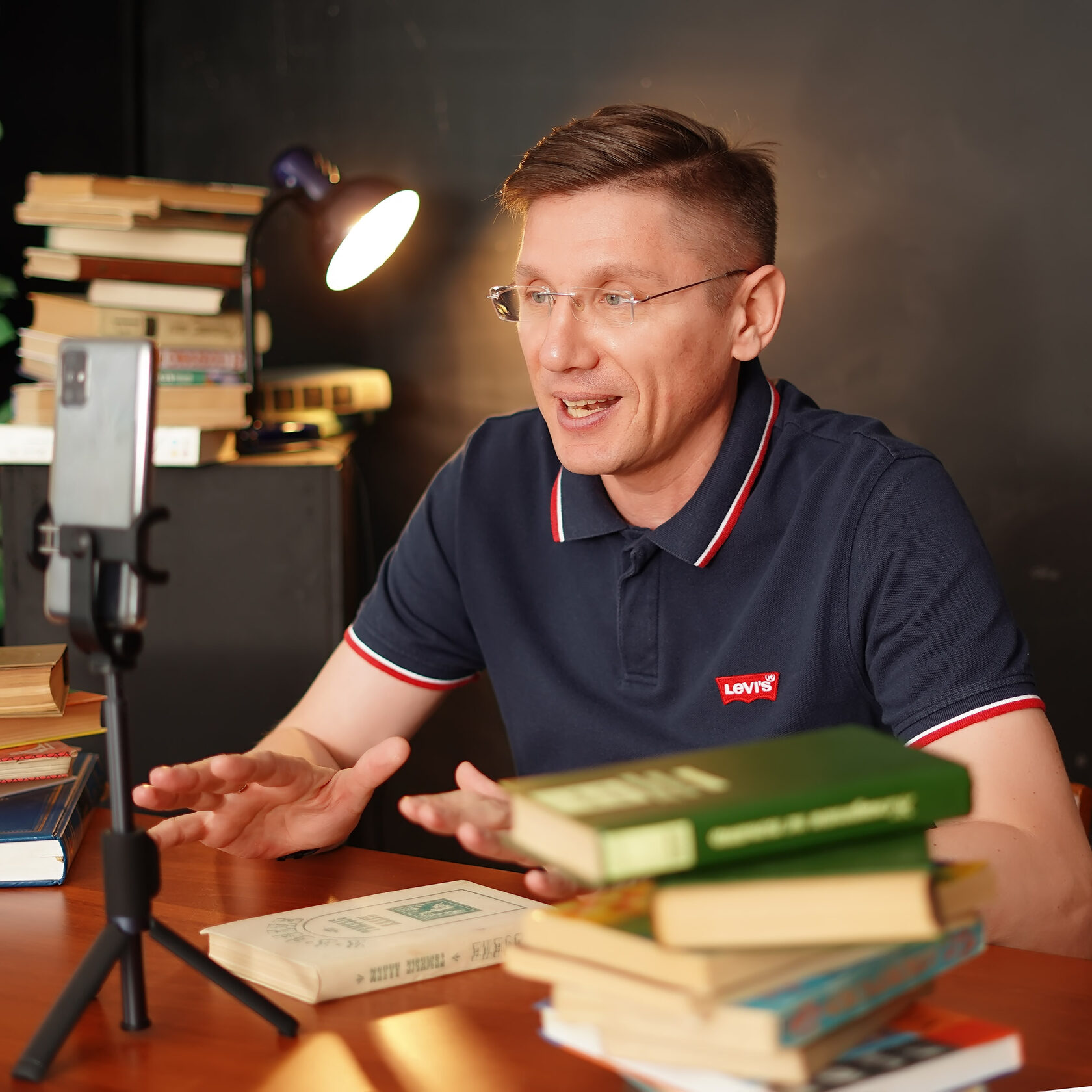 Сергей Белов проводит онлайн-занятие перед камерой