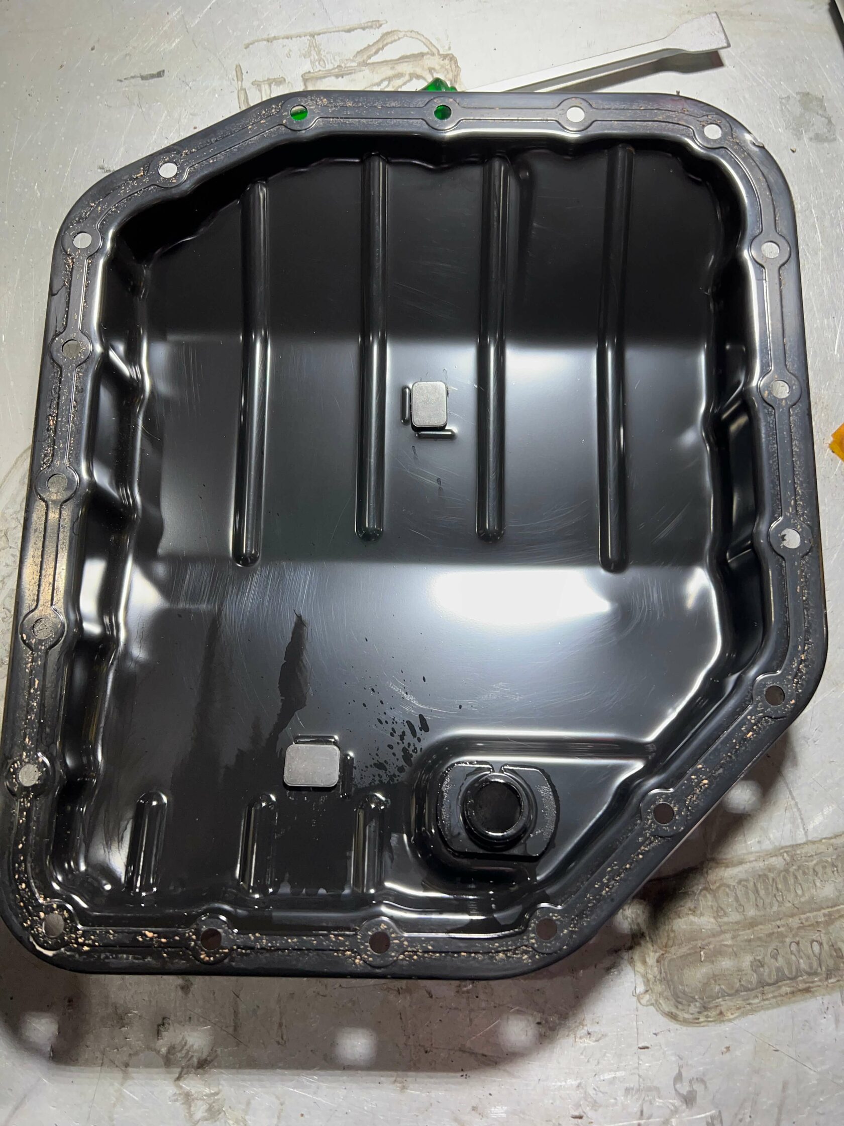 Чистый поддон и магниты АКПП