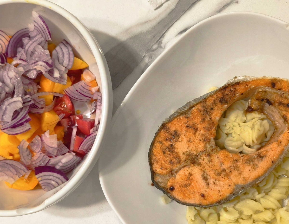 Лосось с макаронами и овощной салат