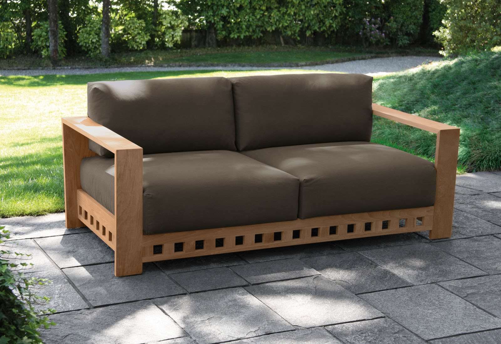 диван для террасы из дерева с подушками