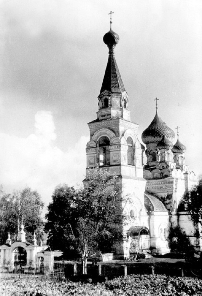 Исторический снимок с шатровой колокольней