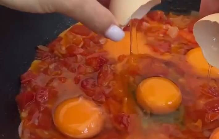 Приготовление шакшуки с фетой на сковороде: шаг 4