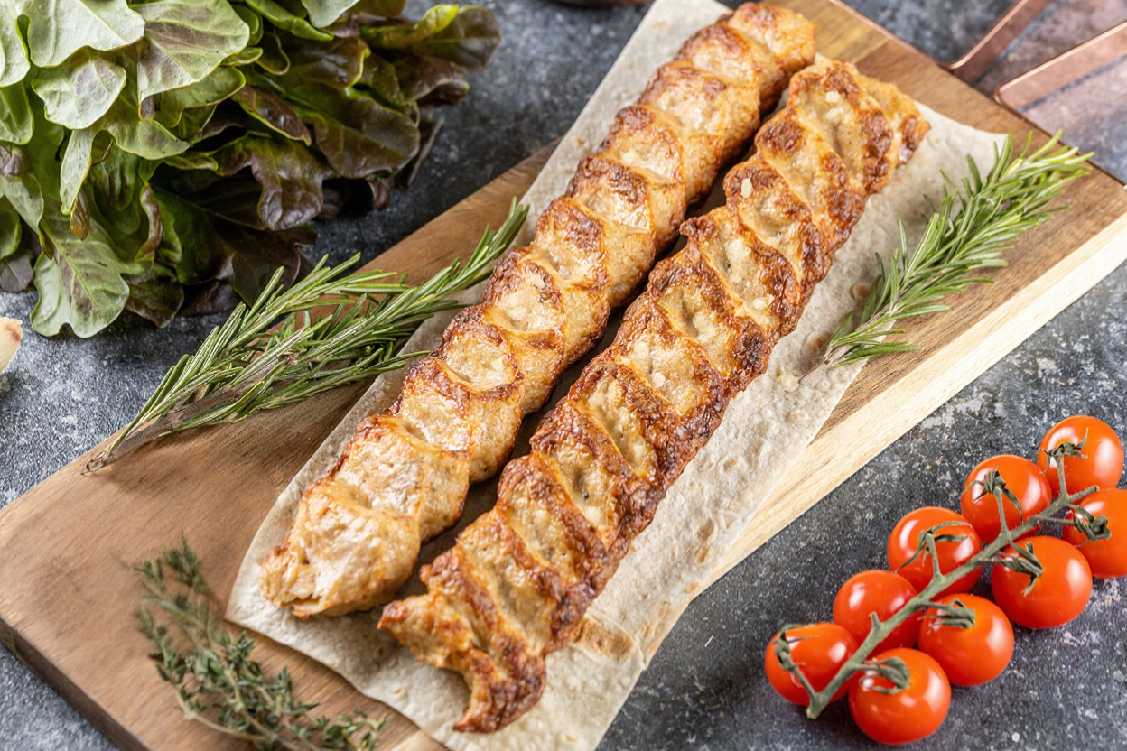 Люля-кебаб из курицы на лаваше с розмарином и томатами