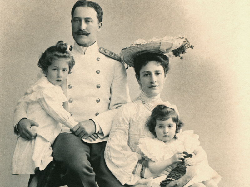 Семейная фотосессия в XIX веке. В наши дни у вас будет примерно также, только в цвете