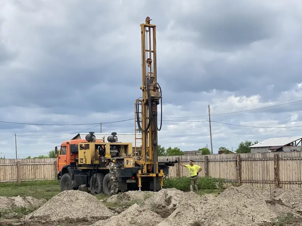 Буровая установка БК19 работает на частном участке