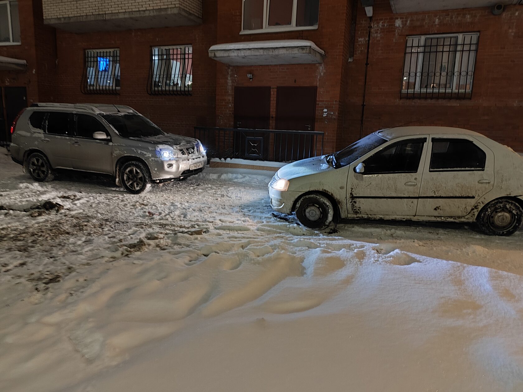 машина на дороге