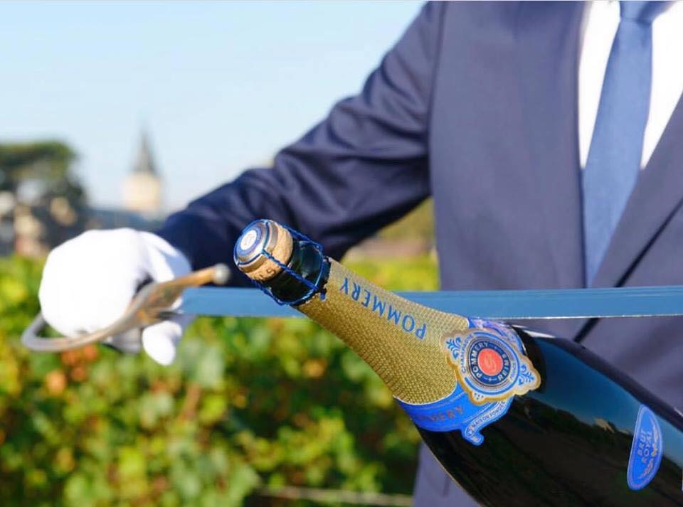 Сабраж шампанское. Сабраж шампанское. Гусарский сабраж. Открытие шампанского саблей. Открывание шампанского саблей.