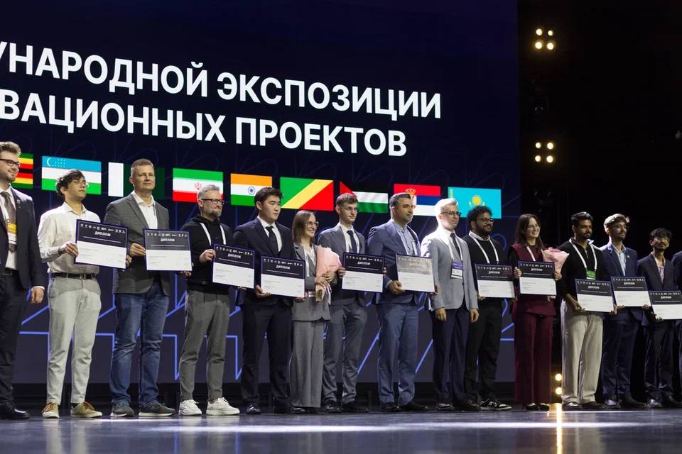 Команда ИИ Технологии получает диплом на Российском венчурном форуме 2026