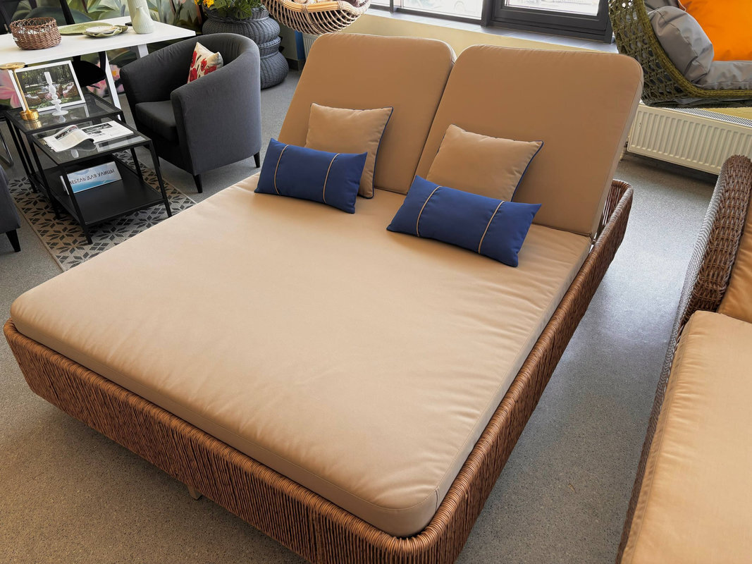 Двухместные шезлонги-кровати для спа и зон у воды