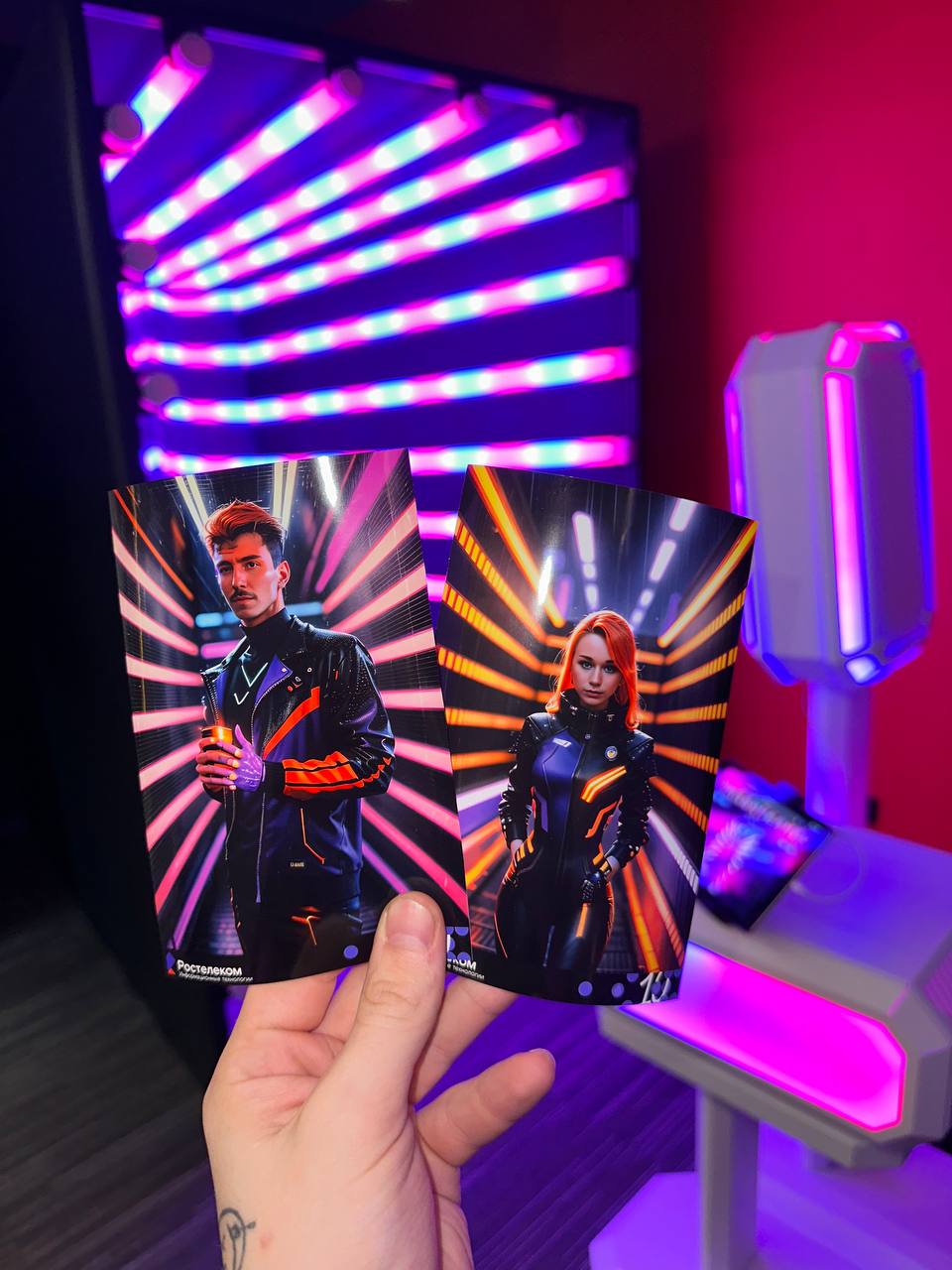 Неоновый туннель для вечерней части конференции