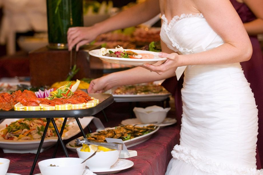 Стол с едой на свадьбу фото