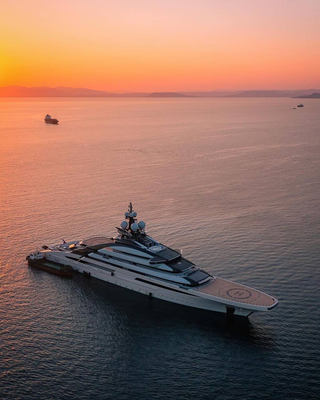 Фото яхты на закате с вертолета