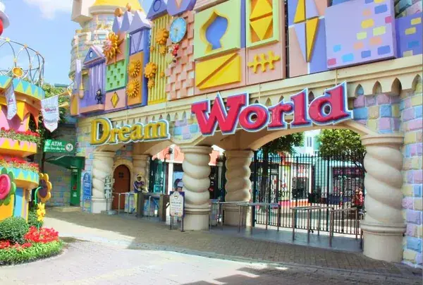 Разноцветный главный вход с вывеской Dream World в парке развлечений под Бангкоком