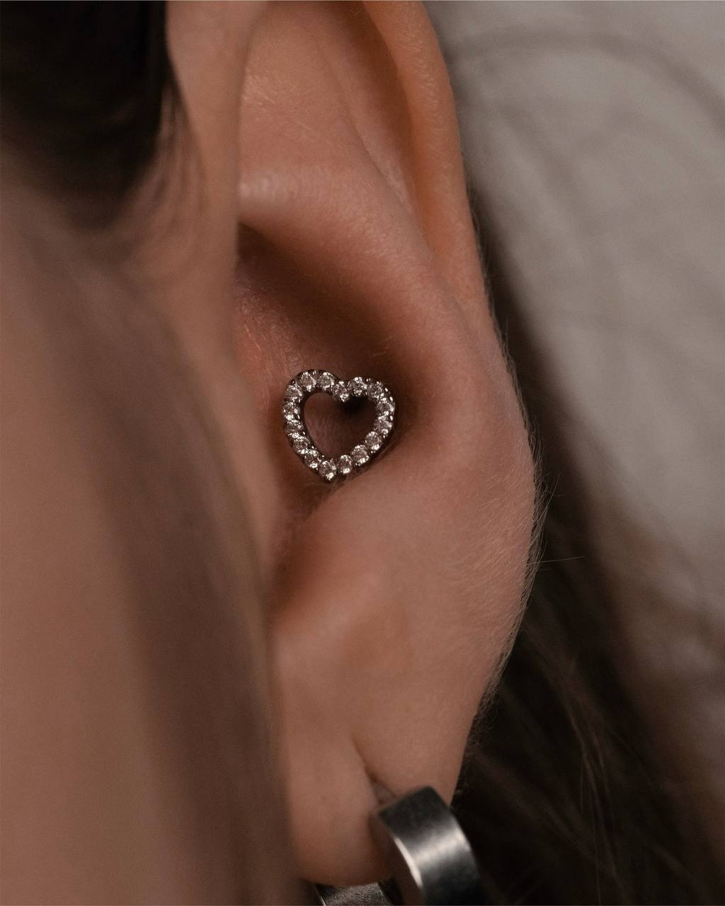 Пирсинг конч с кольцом