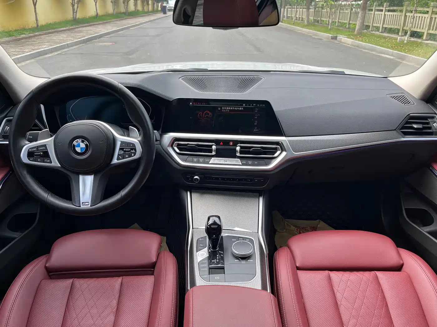 BMW 330Li G28 2022 xDrive M Sport Night Edition — красные передние сиденья, руль и экран мультимедиа