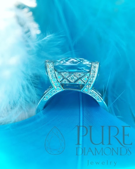 Золотое кольцо с голубым топазом и бриллиантами