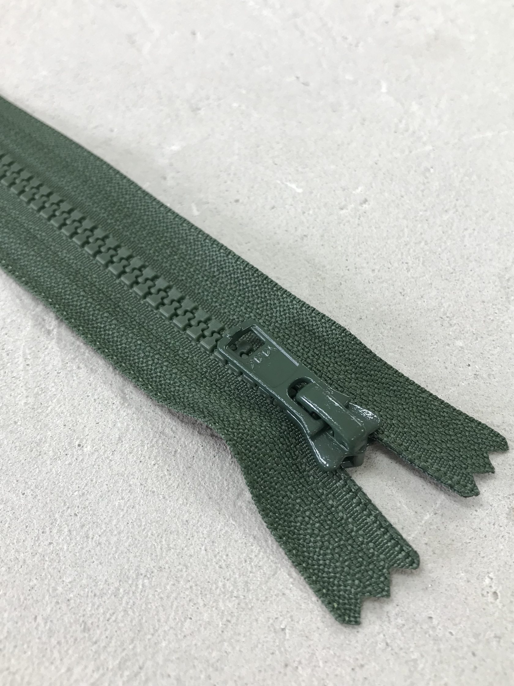Молния трактор ykk. Реверсивная молния трактор. фиксаторы для тракторной молнии. тракторная молния неразъемная 20 см коричневая. тракторная молния для изделий из кожи.