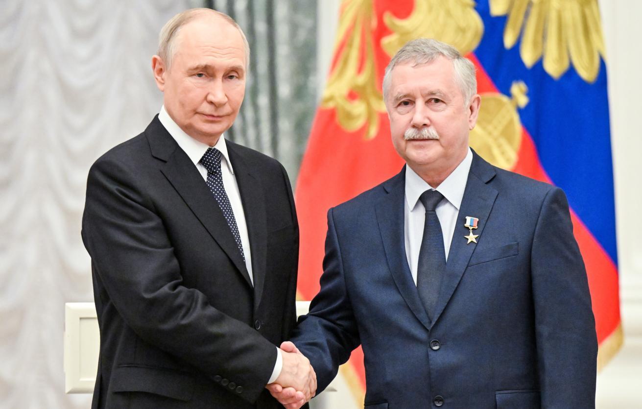 Президент РФ Владимир Путин и генеральный директор АО "Центральное конструкторское бюро морской техники "Рубин" Игорь Вильнит
