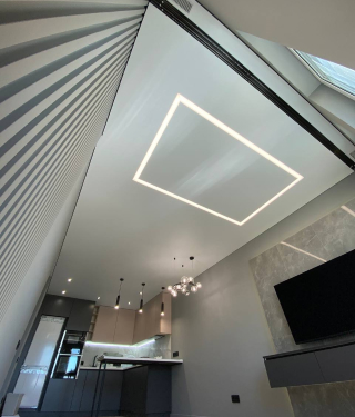 Световые линии на потолке