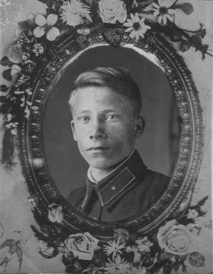 медальон с фотографией молодого парня в военной форме