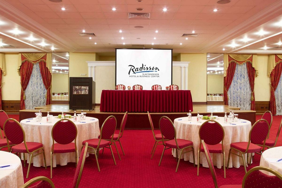 Radisson slavyanskaya hotel business center moscow. Рэдиссон Славянская гостиница Москва. Radisson Славянская зал композиторский. Зал Глинка Рэдиссон Славянская. Рэдиссон Славянская конференц зал.