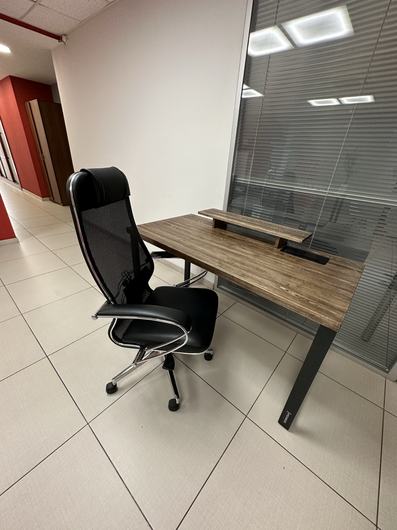 Стол Workstation HITECHWOOD Smoked Oak в офисе