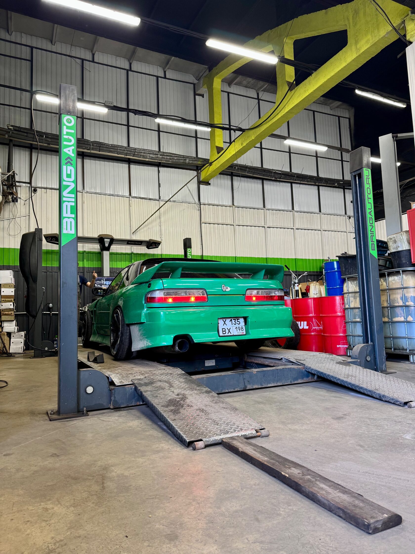 Зелёный Nissan Silvia S14 на развале