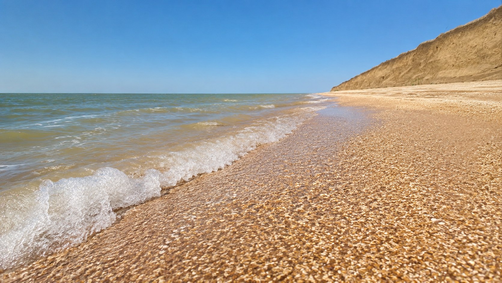 Дикий пляж у обрыва на Азовском море в Должанской