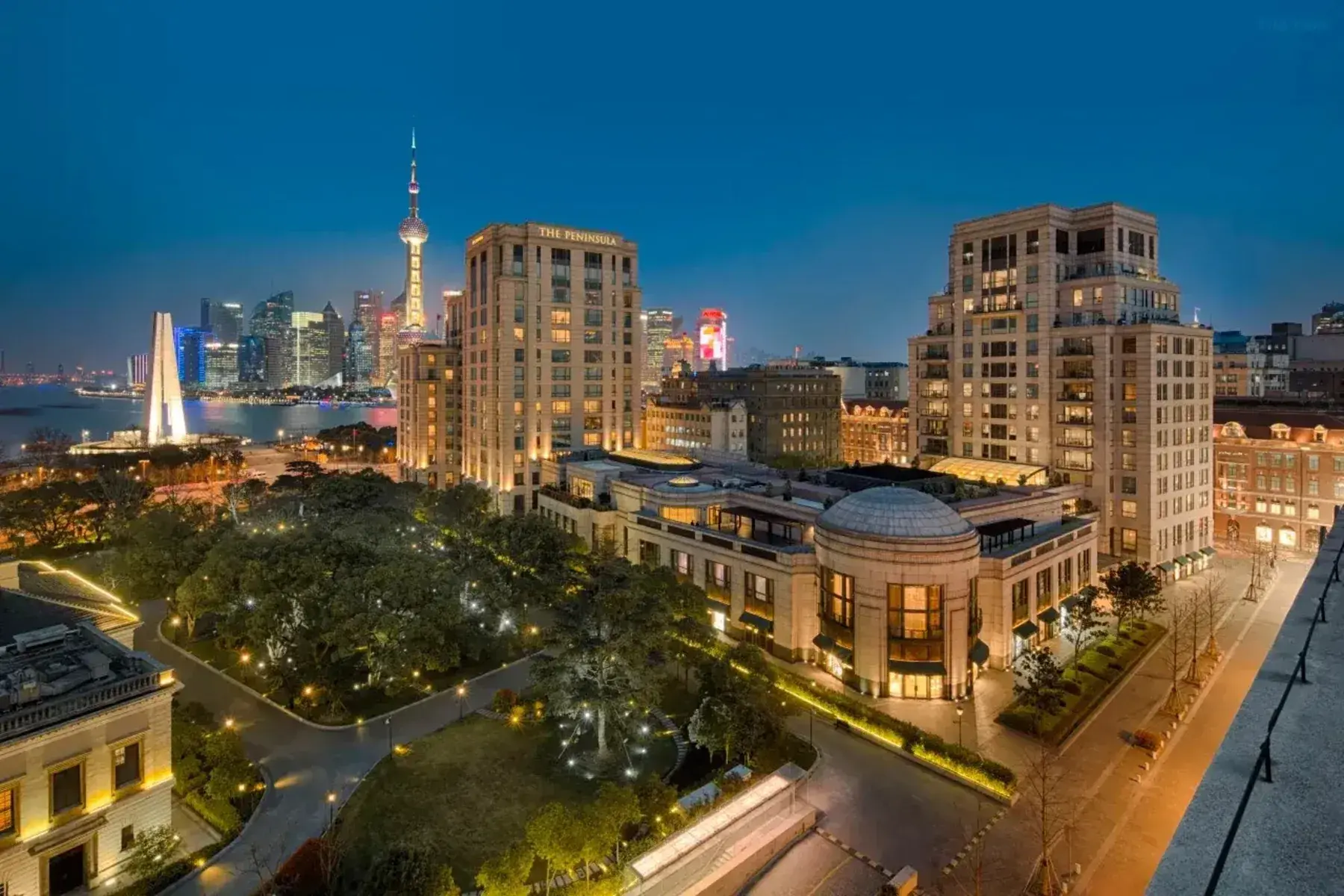 The Peninsula Shanghai и набережная Бунд вечером