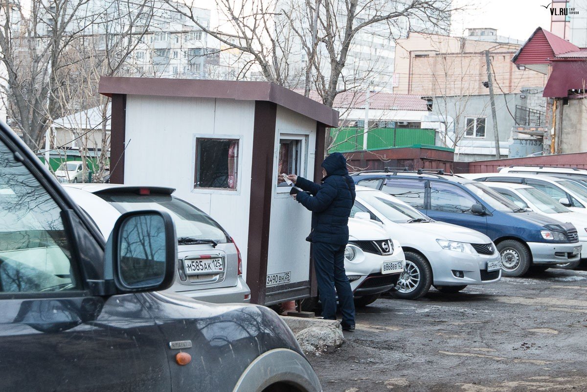 Работа охранником на автостоянку. Охрана парковки. Сторожка охрана автостоянки. Охранник парковки. Рейд по парковкам.