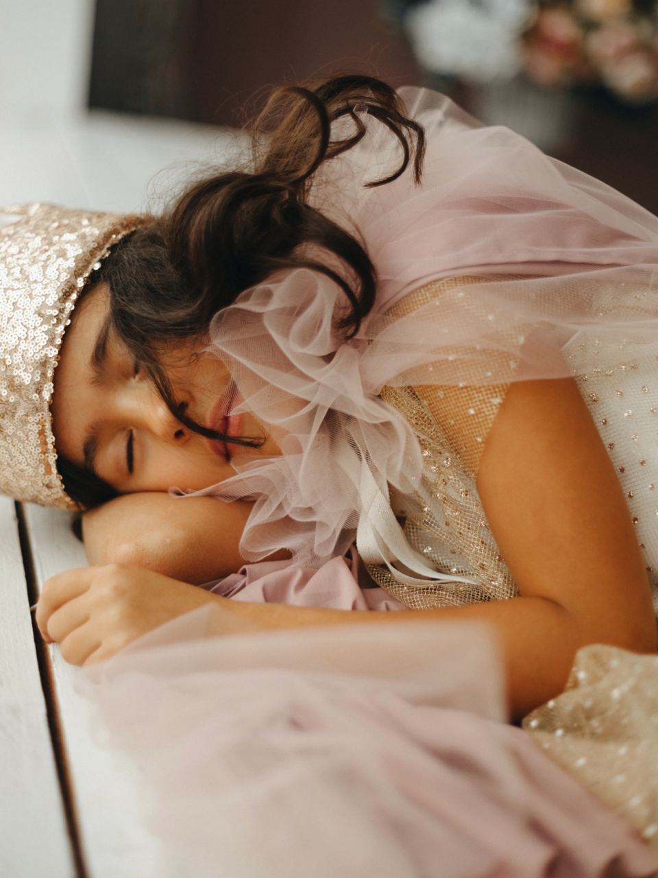 девочка спит в карнавальном костюме