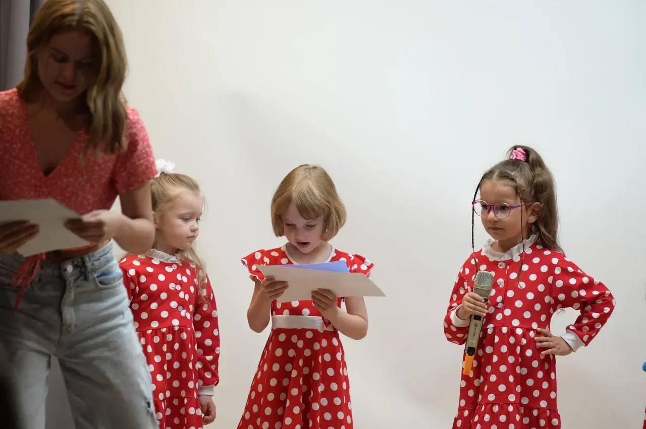 Маленькие девочки получают подарки после выступления